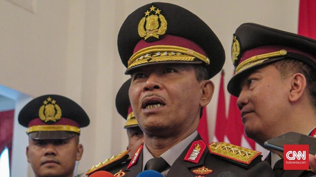 Usai pelantikan dirinya sebagai Kapolri, Idham Azis tak menggubris pertanyaan wartawan soal kelanjutan penanganan kasus penyiraman air keras ke Novel Baswedan.