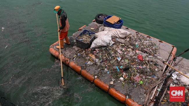 Walhi menyatakan harusnya larangan juga menyasar penggunaan sedotan dan styrofoam.