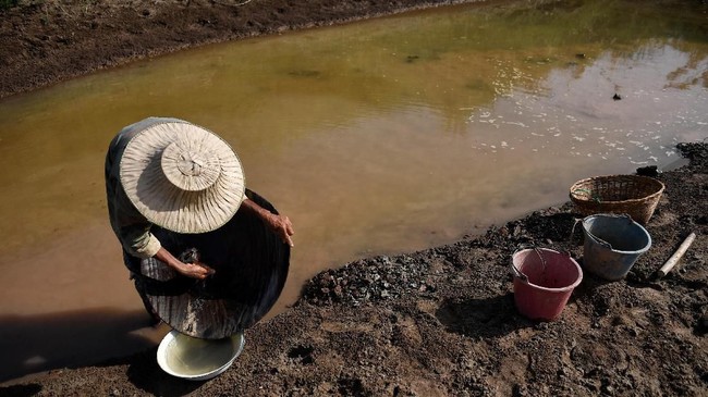 Ekonom menilai krisis Laos dan Myanmar yang mengancam keduanya bangkrut bisa saja menular ke Indonesia seperti krisis mata uang Thailand 1998 silam.