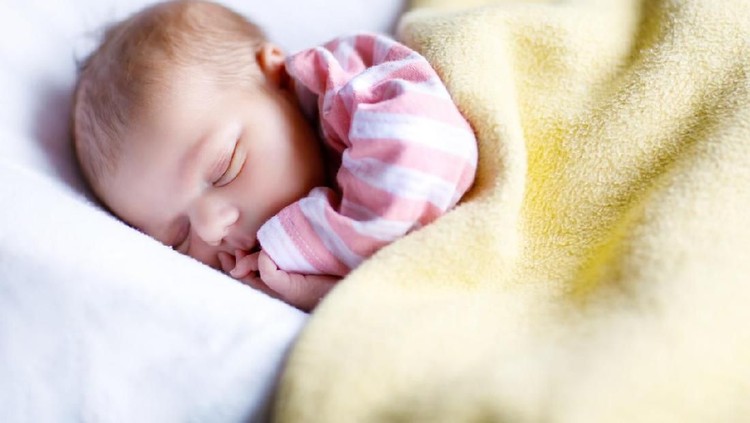 Seorang pengasuh anak dituntut karena menggoreskan jarum ke kepala bayi majikannya. Ia mengaku, saat itu sedang kesal.