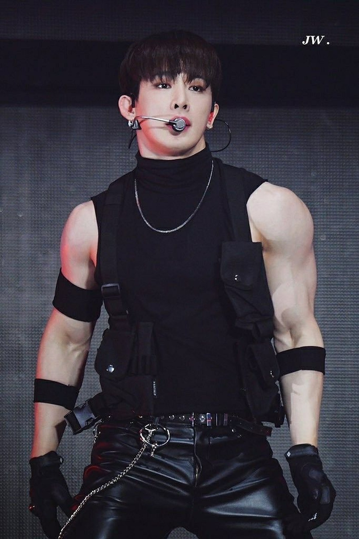 Wonho eks MONSTA X kerap tampil seksi memamerkan bentuk wajahnya dengan kosstum-kostum unik yang membuat fans histeris hingga mimisan&period;