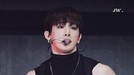 Wonho eks MONSTA X kerap tampil seksi memamerkan bentuk wajahnya dengan kosstum-kostum unik yang membuat fans histeris hingga mimisan&period;