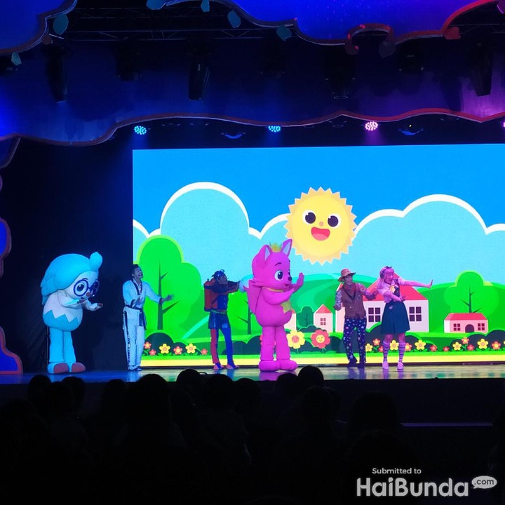 <span class="im">Suatu hari, Dady Shark meminta bantuan Pinkfong and friend karena ia terpisah dari anaknya. (Foto: Yuni Ayu Amida)<br /></span>
