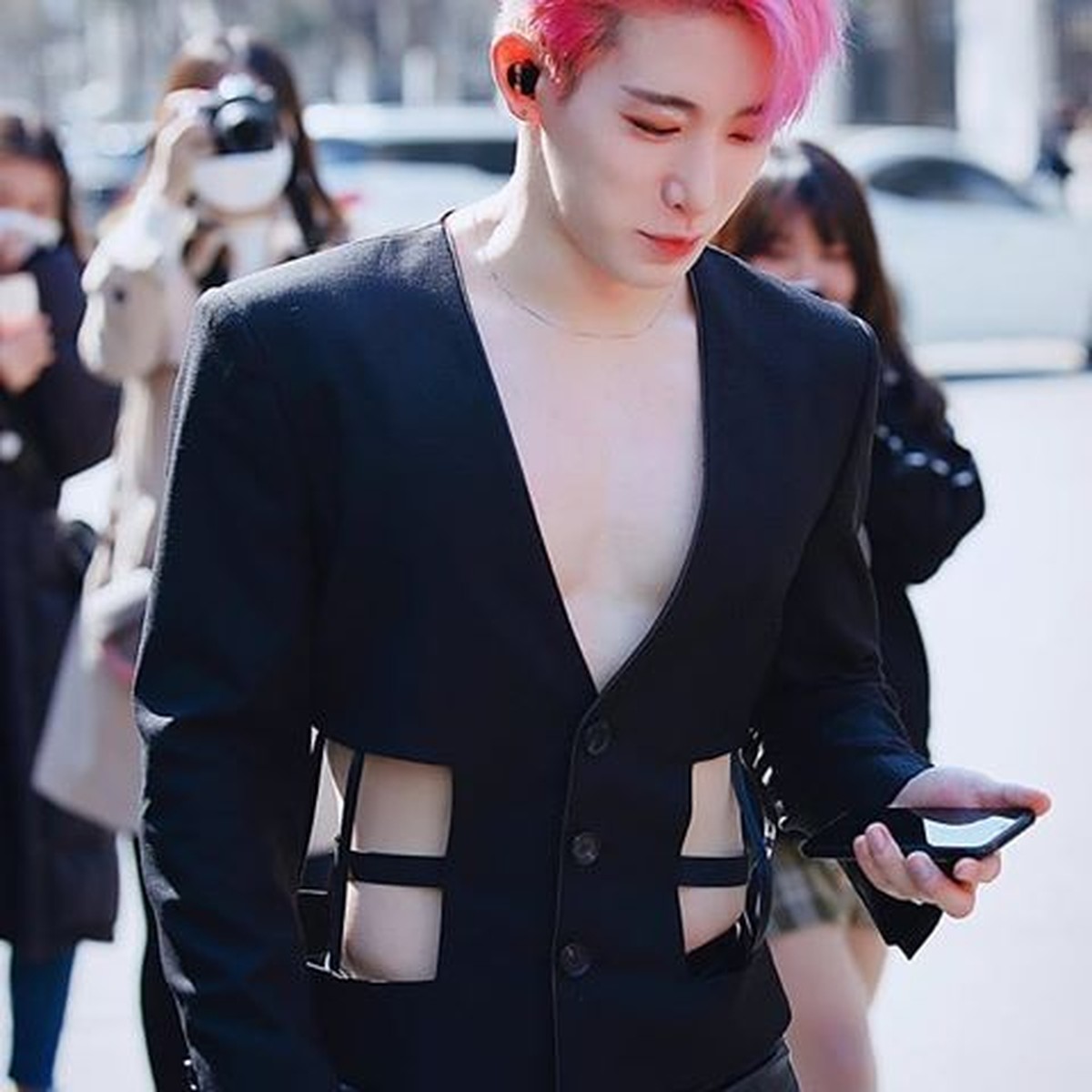 Wonho eks MONSTA X kerap tampil seksi memamerkan bentuk wajahnya dengan kosstum-kostum unik yang membuat fans histeris hingga mimisan&period;