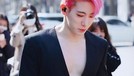 Wonho eks MONSTA X kerap tampil seksi memamerkan bentuk wajahnya dengan kosstum-kostum unik yang membuat fans histeris hingga mimisan&period;