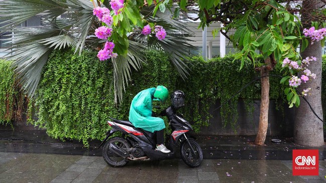 FOTO: Hujan Deras Guyur Jakarta