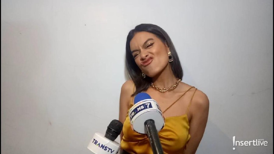 Rizky Febrian berkesempatan berduet dengan Eva Celia.