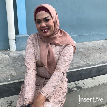 Elly Sugigi Tuai Kritikan karena Lepas Hijab Saat Foto bareng Michelle Zudith