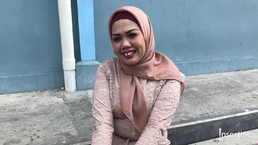 Elly Sugigi Tuai Kritikan karena Lepas Hijab Saat Foto bareng Michelle Zudith