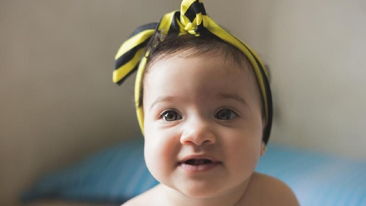Sedang mencari nama yang pas untuk si kecil, Bun? Cek 20 nama bayi perempuan Islami berikut ini saja. Maknanya baik dan beragam.