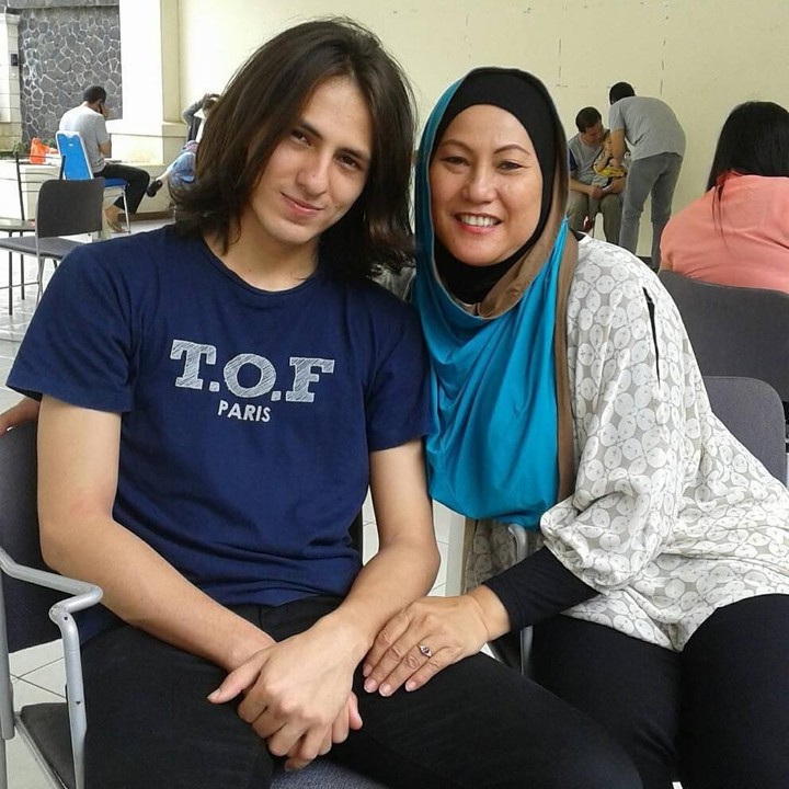 <p>Ketika berusia 3 tahun, Dylan dan kedua orang tuanya sempat tinggal di Italia. Kemudian saat Dylan berusia 8 tahun, Dylan dan keluarga pindah ke Tanjung Pandan, Belitung, hingga SMA. (Foto: Instagram @terryacarr)</p>