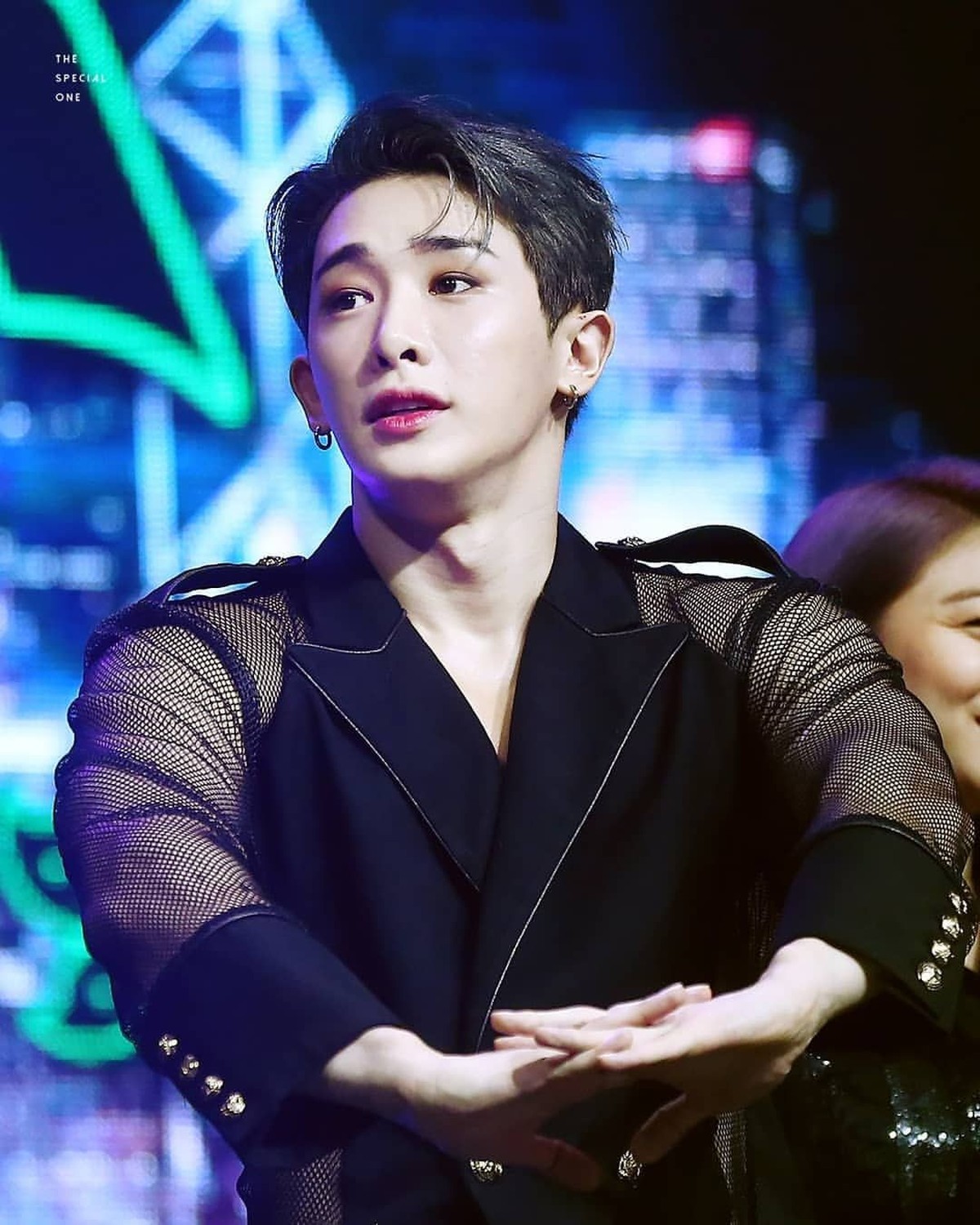 Wonho eks MONSTA X kerap tampil seksi memamerkan bentuk wajahnya dengan kosstum-kostum unik yang membuat fans histeris hingga mimisan&period;