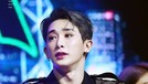 Wonho eks MONSTA X kerap tampil seksi memamerkan bentuk wajahnya dengan kosstum-kostum unik yang membuat fans histeris hingga mimisan&period;