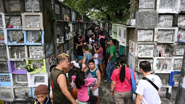Setiap tanggal 1 November penduduk Filipina bakal pulang kampung untuk ziarah ke makam kerabat tersayang.