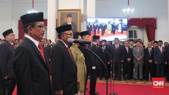 Presiden Jokowi melantik sembilan anggota Komisi Kejaksaan periode 2019-2023 di Istana Negara, Jakarta, Jumat (1/11). Barita LH Simanjuntak menjadi ketuanya.