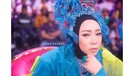 Melly Goeslaw beberapa waktu belakangan nampak tampil berbeda dengan gaya busana dan headpiece yang unik dan nyentrik&period; Seperti apa penampilannya&quest;