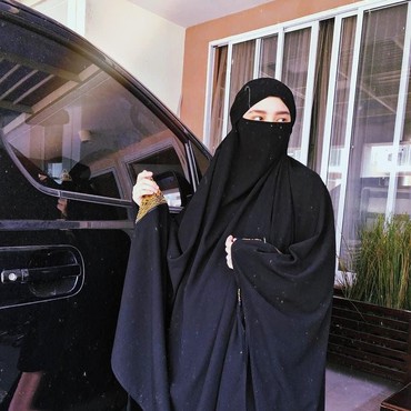 Istri Virgoun Meradang Usai Potretnya Tak Berhijab Disebar Kekasih ART