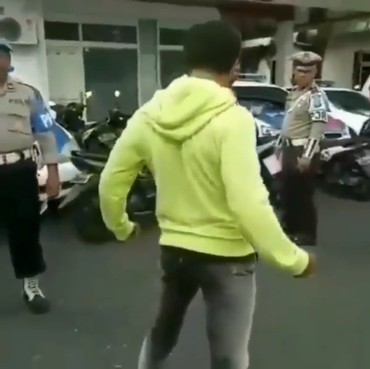 Ditilang Polisi, Pria Ini Berubah Jadi Superhero