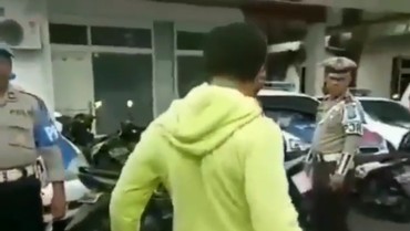 img-title Ditilang Polisi, Pria Ini Berubah Jadi Superhero