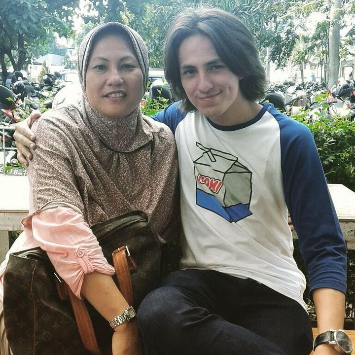<p>"With my #mom thanks mom for always supporting me and always believe in me even though I've hurt you a lot because of my attitude," tulis Dylan dalam akun Instagramnya. (Foto: Instagram @dylancarr8)</p>