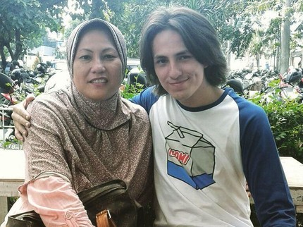 6 Potret Hangat Pesinetron Dylan Carr dan Orang Tua