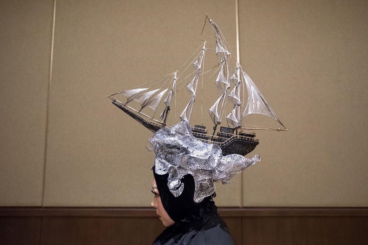 Melly Goeslaw beberapa waktu belakangan nampak tampil berbeda dengan gaya busana dan headpiece yang unik dan nyentrik&period; Seperti apa penampilannya&quest;