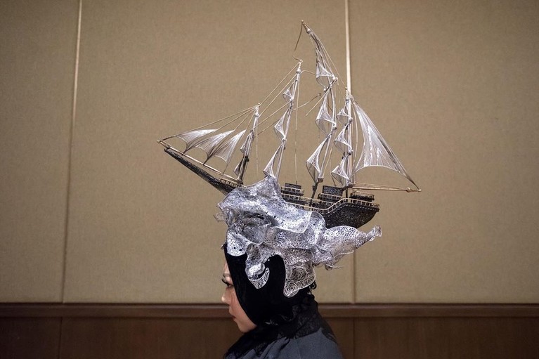 6 Gaya Busana Nyentrik ala Melly Goeslaw Melly Goeslaw beberapa waktu belakangan nampak tampil berbeda dengan gaya busana dan headpiece yang unik dan nyentrik. Seperti apa penampilannya?