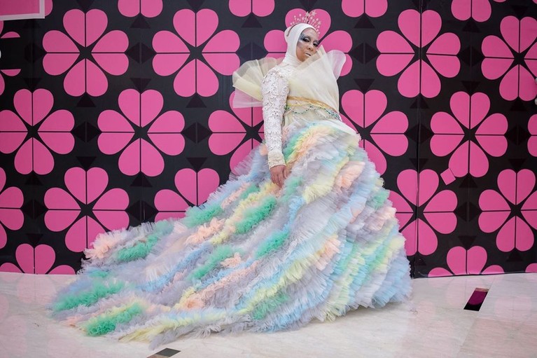 Melly Goeslaw beberapa waktu belakangan nampak tampil berbeda dengan gaya busana dan headpiece yang unik dan nyentrik. Seperti apa penampilannya?