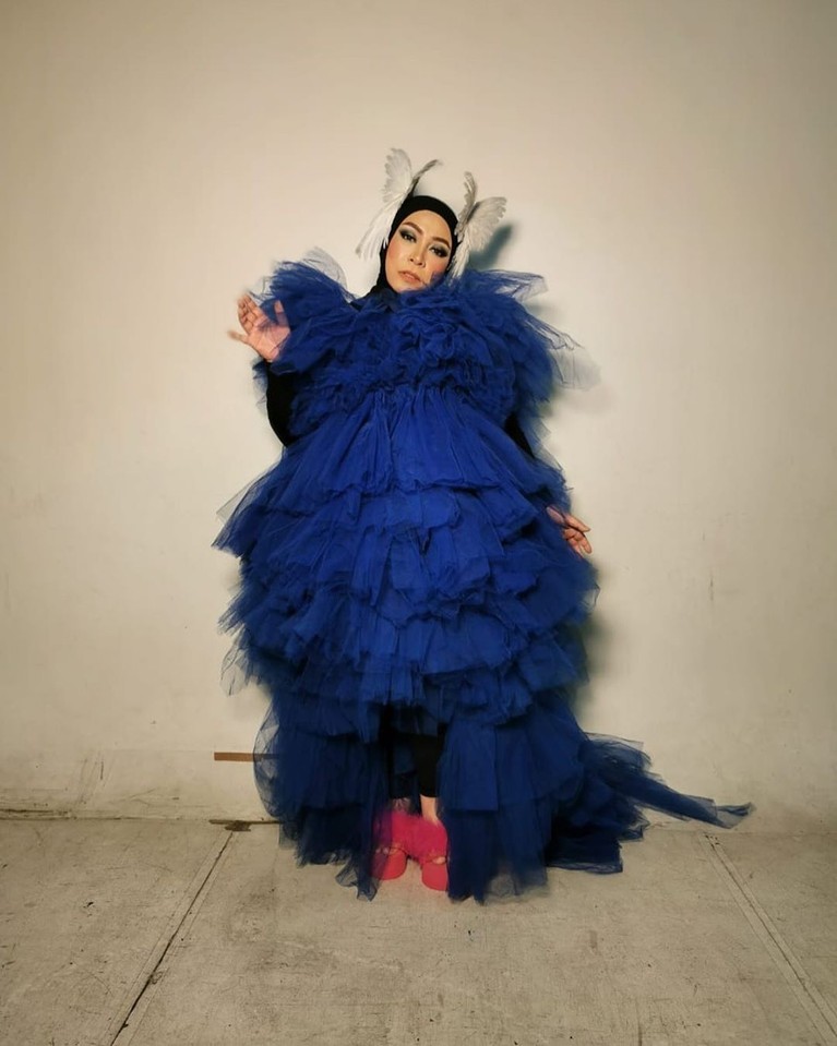 Melly Goeslaw beberapa waktu belakangan nampak tampil berbeda dengan gaya busana dan headpiece yang unik dan nyentrik. Seperti apa penampilannya?