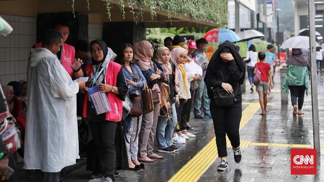Hasil pemantauan BPBD DKI Jakarta mengungkap tinggi muka air (TMA) di sejumlah pintu air di kawasan DKI Jakarta, pada Senin pagi dalam status siaga IV atau aman