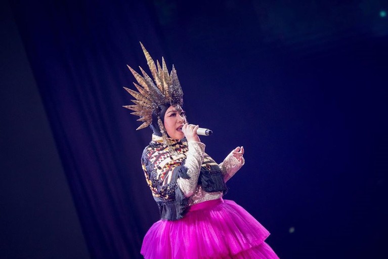 Melly Goeslaw beberapa waktu belakangan nampak tampil berbeda dengan gaya busana dan headpiece yang unik dan nyentrik. Seperti apa penampilannya?