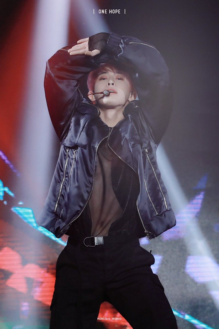 Wonho eks MONSTA X kerap tampil seksi memamerkan bentuk wajahnya dengan kosstum-kostum unik yang membuat fans histeris hingga mimisan.