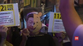 VIDEO: Pedemo Hong Kong Kenakan Topeng Halloween