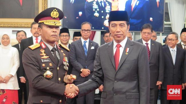 Jenderal Idham Azis: Darurat Sipil Sejalan Maklumat Kapolri Kapolri Jenderal Idham Azis menegaskan kepolisian akan selalu mendukung apapun kebijakan pemerintahan Jokowi, termasuk wacana darurat sipil penanganan corona.