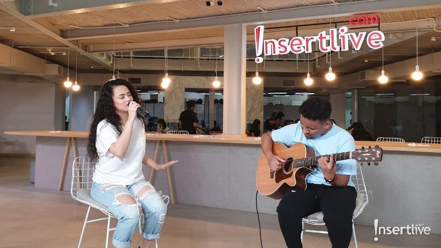 Wizzy Tuangkan Kisah Hidupnya Dalam Album Baru Bertajuk 'Colors' Kisah hidup Wizzy dalam album barunya yang berjudul Colors.