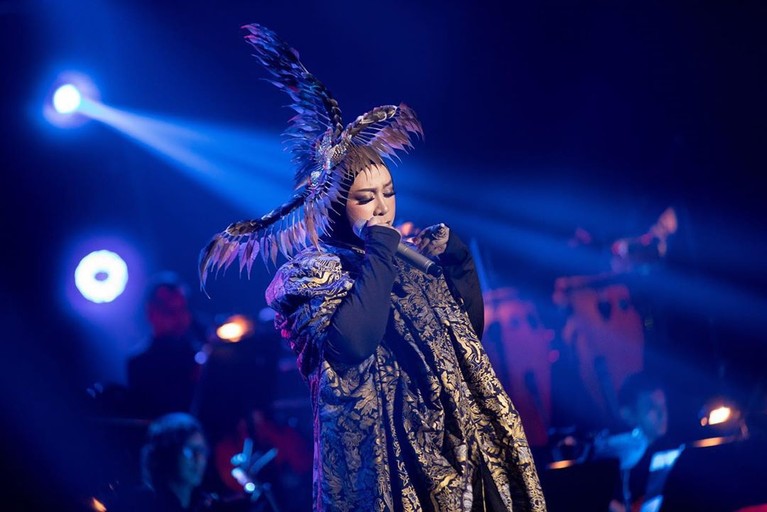 6 Gaya Busana Nyentrik ala Melly Goeslaw Melly Goeslaw beberapa waktu belakangan nampak tampil berbeda dengan gaya busana dan headpiece yang unik dan nyentrik. Seperti apa penampilannya?