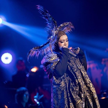 Curhat Sedih Melly Goeslaw Lihat ART Nike Ardila Jadi Pemulung