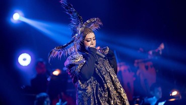 img-title Melly Goeslaw Unggah Tulisan tentang Kematian, Ada Apa Lagi?