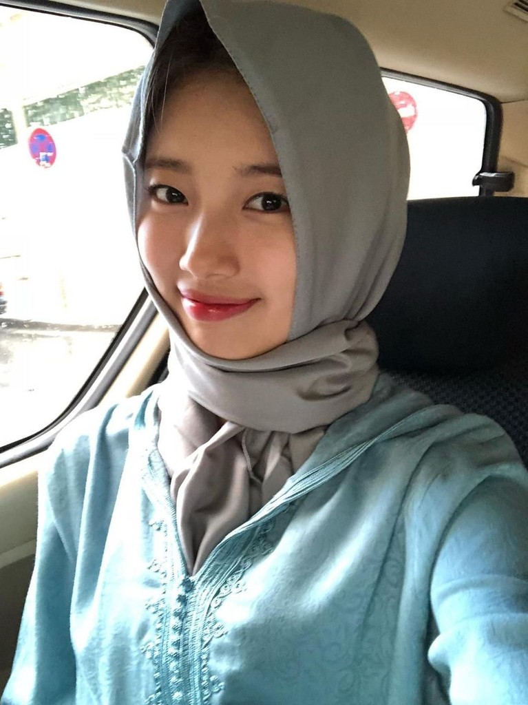 Enam penampilan aktris cantik asal Korea Selatan, Bae Suzy, dalam balutan hijab. Seperti apa gaya Suzy?