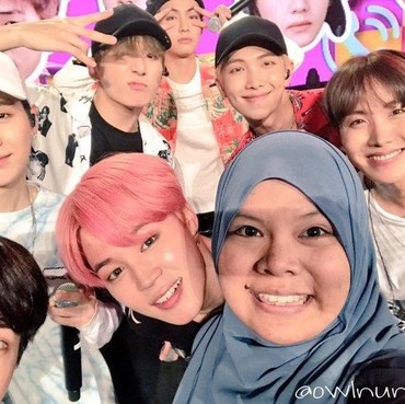 Selain Wanita Arab, Muslimah asal Asia Ini Pernah Foto Bareng BTS