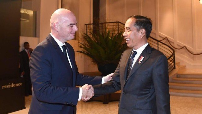 Presiden RI Joko Widodo menyambut kedatangan Presiden FIFA Gianni Infantino di Istana Merdeka, Jakarta, Selasa (18/10) siang.