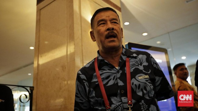 Komisaris PT Persib Bandung Bermartabat Umuh Muchtar memberi saran soal masalah wasit kepada pengurus PSSI yang baru.