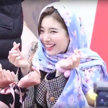 6 Potret Manis Bae Suzy Kenakan Hijab