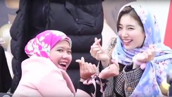 6 Potret Manis Bae Suzy Kenakan Hijab