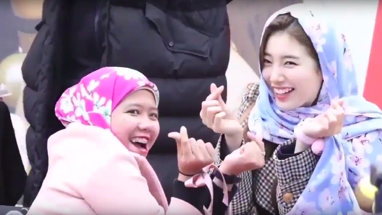 Enam penampilan aktris cantik asal Korea Selatan, Bae Suzy, dalam balutan hijab. Seperti apa gaya Suzy?