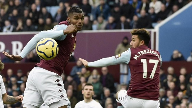 Liverpool tertinggal 0-1 dari Aston Villa pada babak pertama lanjutan Liga Inggris di Stadion Villa Park, Sabtu (2/11) waktu setempat.