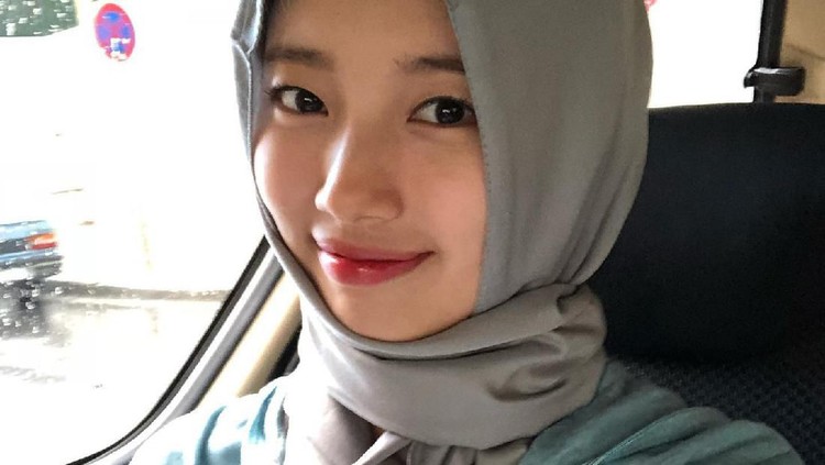 Aktris Korea di drama Vagabond, Suzy tampil mengejutkan dengan hijab di media sosial. Komentar positif pun bermunculan.