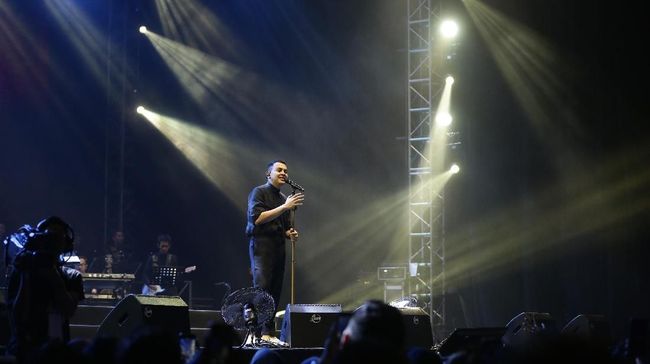 Delapan tahun silam, Tulus meramaikan kancah musik Indonesia lewat lantunan musik sendu bertajuk Sewindu.