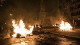 FOTO: Demo di Chile Kembali Memanas Aksi demonstrasi kembali terjadi pada Jumat (1/11) di alun-alun Plaza Italia, Chile, bertepatan dengan perayaan All Saints Day.