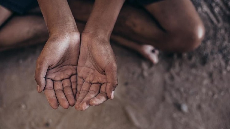 Ilustrasi kurang gizi hands poor child or beggar begging you for help sitting at dirty slum. concept for poverty or hunger people,human rights,donate and charity for underprivileged children in third world